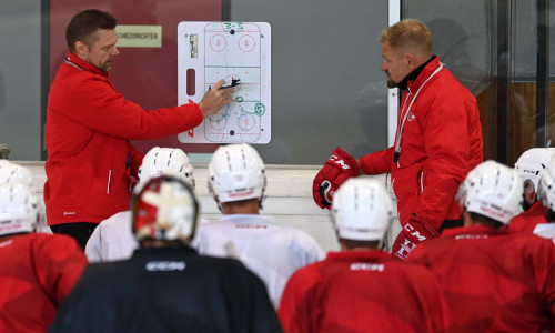 Assistant Coach Juha Vuori (links) und Head Coach Petri Matikainen führen den EC-KAC am Freitag in das erste Testspiel zur Vorbereitung auf die neue Saison