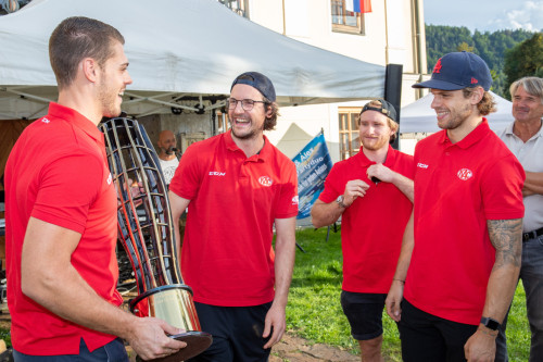 Der Wanderpokal Pyramidenkogel-Trophy im Besitz der Rotjacken