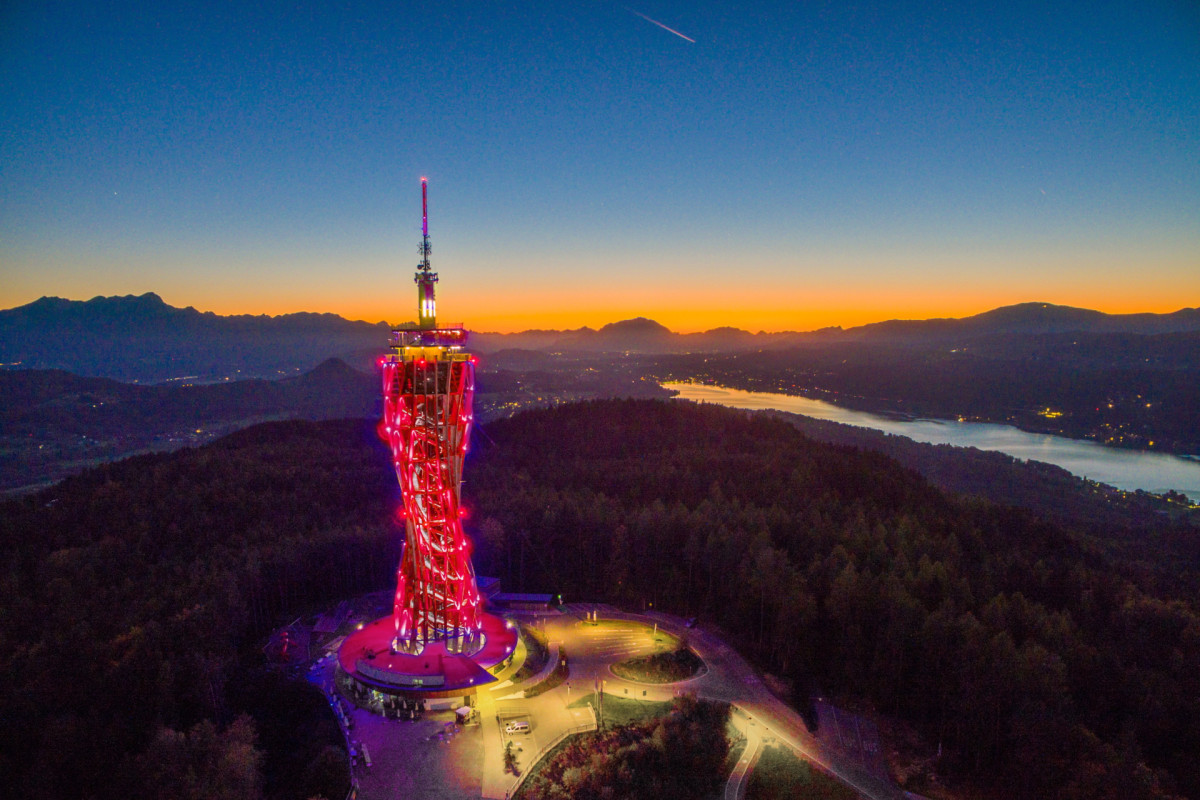 Bereits 16 Mal wurde der Turm am Pyramidenkogel nach Kärntner Derbys rot beleuchtet