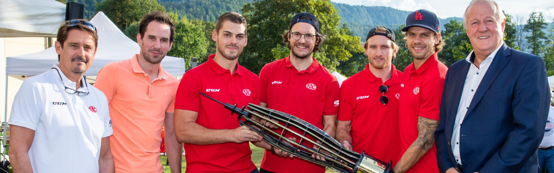 Eine Abordnung der Rotjacken nahm am Montagabend am Sommermarkt in Keutschach die Pyramidenkogel-Trophy entgegen