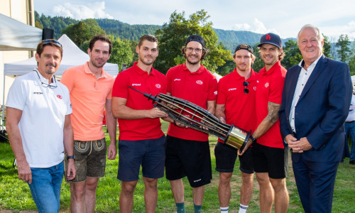 Eine Abordnung der Rotjacken nahm am Montagabend am Sommermarkt in Keutschach die Pyramidenkogel-Trophy entgegen