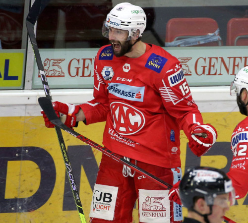 Der nunmehrige AEV-Verteidiger Blaž Gregorc holte mit den Rotjacken 2020/21 den Meistertitel in der ICE Hockey League