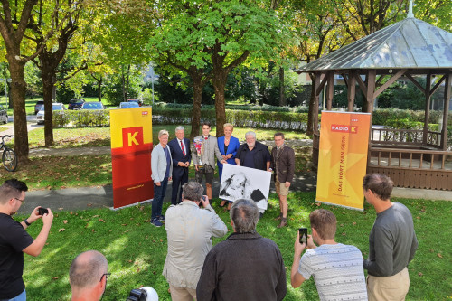 Die Preisübergabe an Lukas Haudum im Garten des ORF-Landesstudios