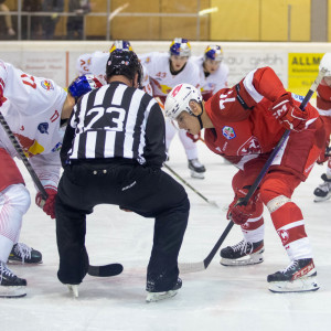 Nico Kramer (rechts) beim Faceoff gegen Nikolaus Heigl