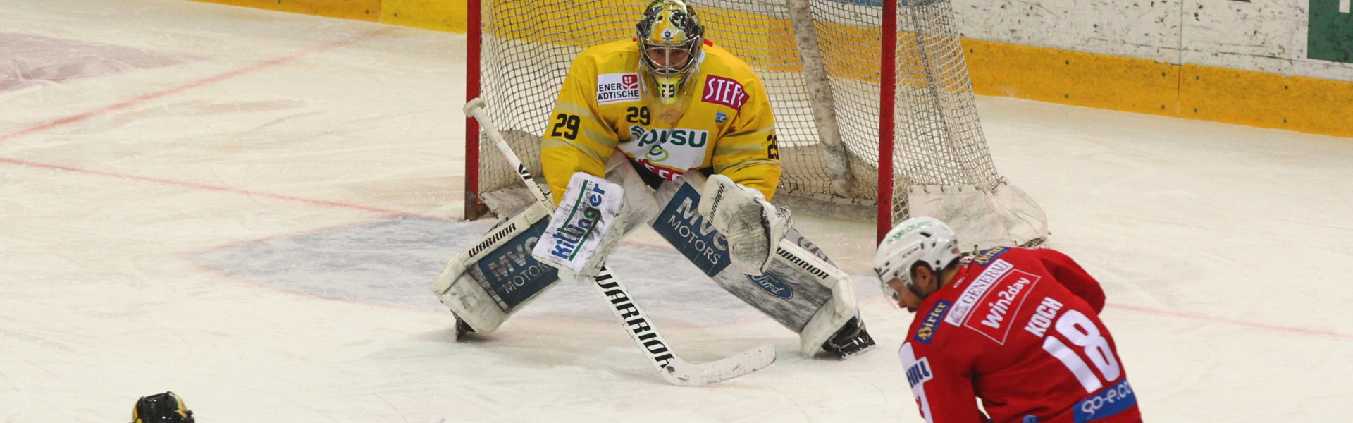 Capitals-Goalie Bernhard Starkbaum stellt sich einmal mehr Thomas Koch und dem EC-KAC entgegen