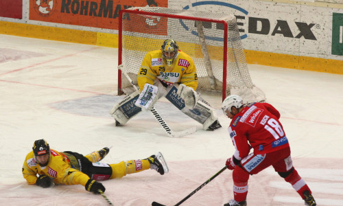 Capitals-Goalie Bernhard Starkbaum stellt sich einmal mehr Thomas Koch und dem EC-KAC entgegen