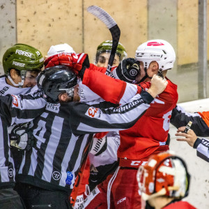 Bisweilen ging es im Duell zwischen dem EC-KAC Future Team und dem HC Meran/o hitzig zu Bisweilen ging es im Duell zwischen dem EC-KAC Future Team und dem HC Meran/o hitzig zu