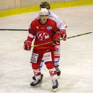 Stürmer Maximilian Theirich fälschte den Puck bei 2:§-Rückstand an die Stange ab Stürmer Maximilian Theirich fälschte den Puck bei 2:§-Rückstand an die Stange ab