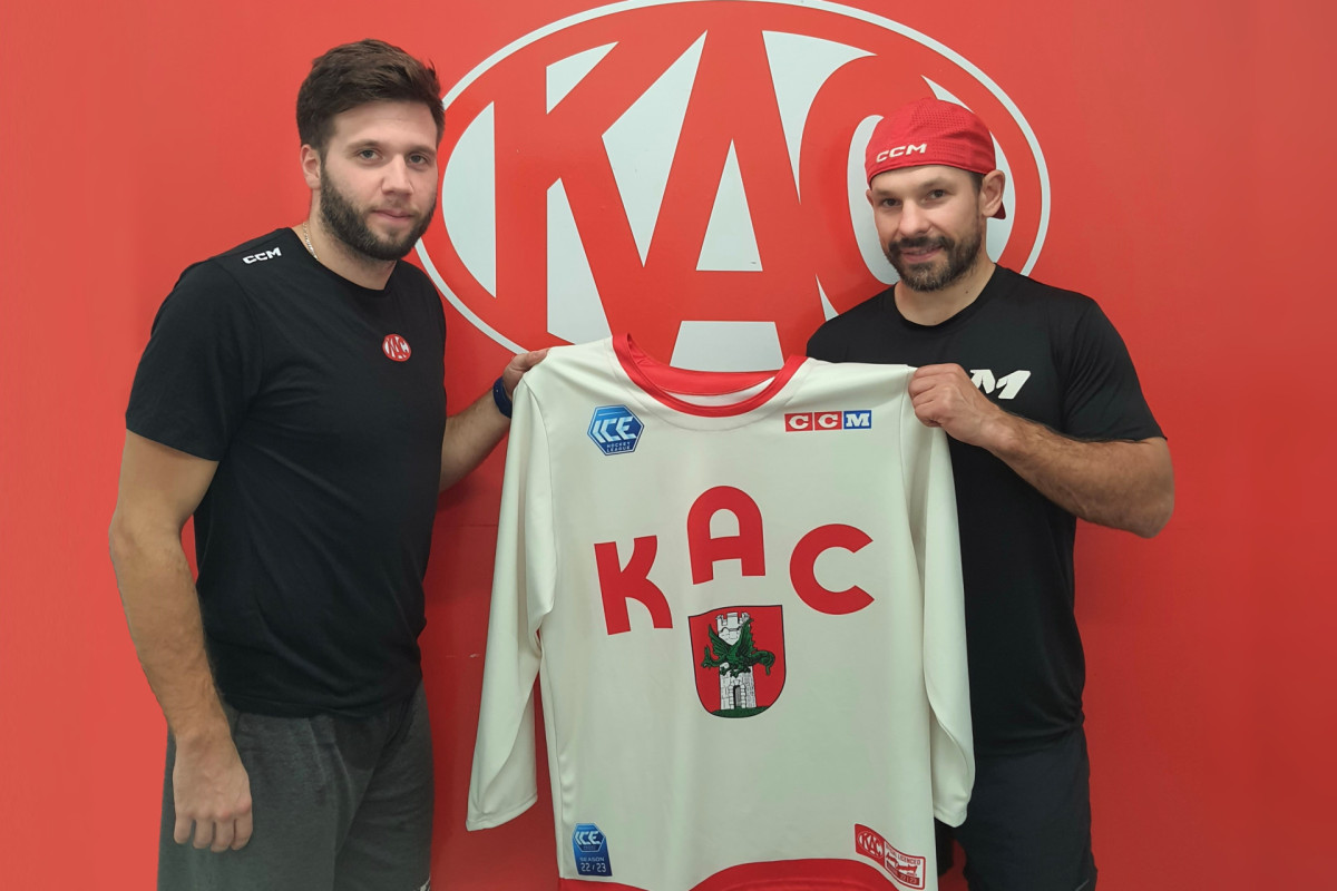 Topscorer Rok Tičar und Kapitän Thomas Koch präsentieren das Traditionstrikot von 1959, das der EC-KAC in seinem ersten Heimspiel in der neuen Heidi Horten-Arena tragen wird