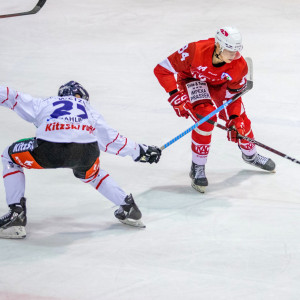 Anže Šiftar (KFT) gegen Niklas Wetzl (KEC) Anže Šiftar (KFT) gegen Niklas Wetzl (KEC)