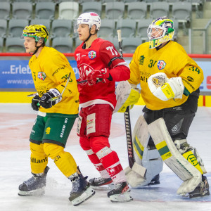 Mittelstürmer Nico Kramer vor Lustenaus schwedischem Goalie Erik Hanses Mittelstürmer Nico Kramer vor Lustenaus schwedischem Goalie Erik Hanses