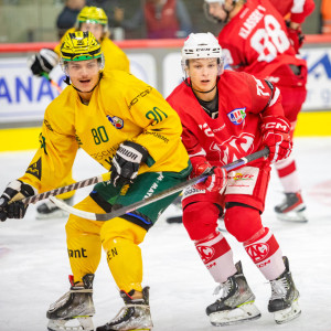 Neal Unterluggauer (KFT) im Zweikampf mit Leon Schmeiser (EHC)