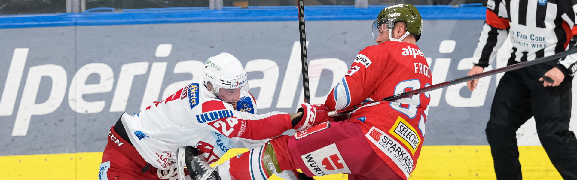 Steven Strong und Luca Frigo im Zweikampf beim letzten KAC-Auftritt in Bolzano/Bozen im März