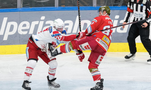 Steven Strong und Luca Frigo im Zweikampf beim letzten KAC-Auftritt in Bolzano/Bozen im März