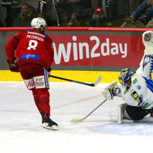 Nick Petersen war der einzige der sechs Schützen, der im Shootout traf Nick Petersen war der einzige der sechs Schützen, der im Shootout traf