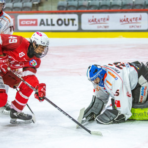 Stürmer Oliver Lam vor Ritten-Torhüter Hannes Treibenreif Stürmer Oliver Lam vor Ritten-Torhüter Hannes Treibenreif
