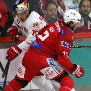 David Maier (KAC) im Zweikampf mit Aljaž Predan (RBS) David Maier (KAC) im Zweikampf mit Aljaž Predan (RBS)