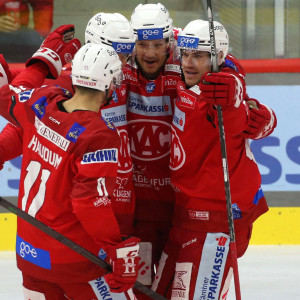 Die Rotjacken jubeln über ihren Führungstreffer durch Marr Fraser in Minute acht Die Rotjacken jubeln über ihren Führungstreffer durch Marr Fraser in Minute acht