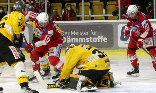 Die Rotjacken mussten sich in der vergangenen Saison dem HC Pustertal Wölfe und Goalie Tomas Sholl in drei von vier Begegnungen geschlagen geben