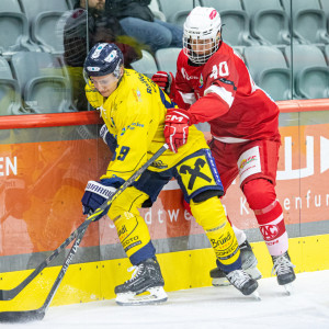 Nal Brodnik (KFT) im Zweikampf mit Maximilian Egger (EKZ) Nal Brodnik (KFT) im Zweikampf mit Maximilian Egger (EKZ)