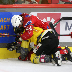 Steven Strong, seit Wochen einer der stabilsten Akteure im KAC-Kader, nahm sich in der Schlussphase Armin Preiser zur Brust Steven Strong, seit Wochen einer der stabilsten Akteure im KAC-Kader, nahm sich in der Schlussphase Armin Preiser zur Brust