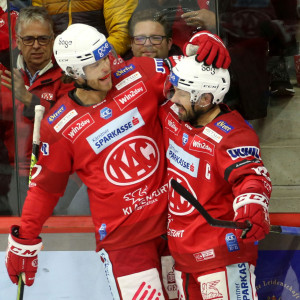 Die beiden Eigenbauspieler Thomas Hundertpfund und Thomas Koch sorgten bei numerischer Unterlegenheit in Co-Produktion für den ersten KAC-Treffer Die beiden Eigenbauspieler Thomas Hundertpfund und Thomas Koch sorgten bei numerischer Unterlegenheit in Co-Produktion für den ersten KAC-Treffer