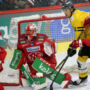 Sebastian Dahm war speziell im zweiten Drittel ein sicherer Rückhalt für die Rotjacken Sebastian Dahm war speziell im zweiten Drittel ein sicherer Rückhalt für die Rotjacken