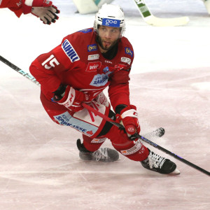 Stürmer Rok Tičar musste nach einem ungeahndeten Hohen Stock in sein Gesicht das Trikot wechseln Stürmer Rok Tičar musste nach einem ungeahndeten Hohen Stock in sein Gesicht das Trikot wechseln