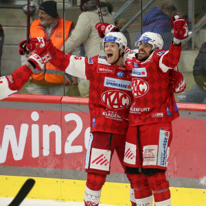 Matt Fraser (links) und Schütze Lucas Lessio (rechts) bejubeln den Siegestreffer in der Verlängerung Matt Fraser (links) und Schütze Lucas Lessio (rechts) bejubeln den Siegestreffer in der Verlängerung