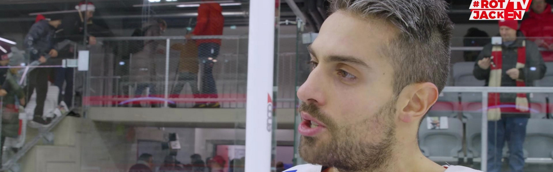 Direkt von der Ehrenrunde weg formuliert OT-Torschütze Lucas Lessio seine Gedanken zum tollen Sieg der Rotjacken