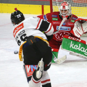 KAC-Goalie Sebastian Dahm wurde von den Pioneers im ersten Drittel drei Mal bezwungen