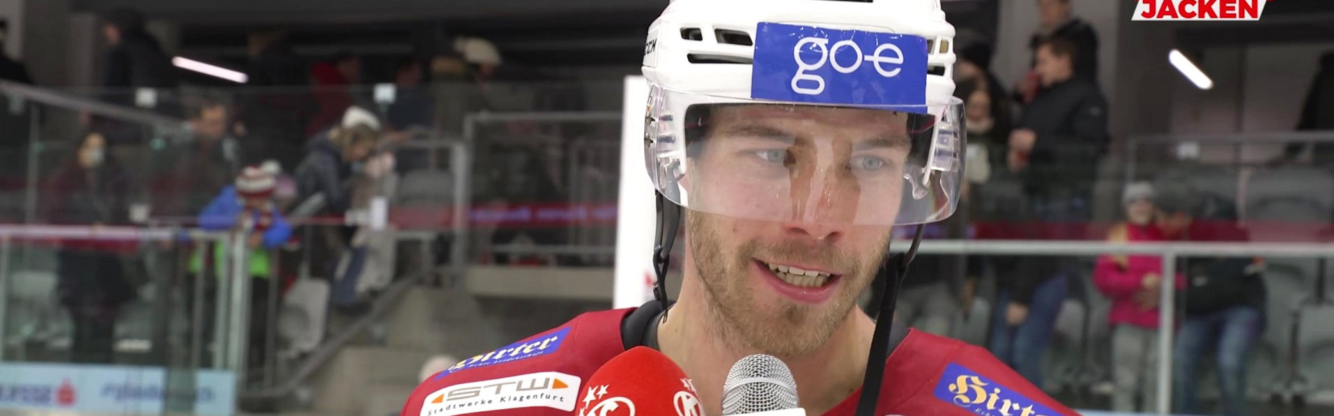 Thomas Hundertpfund ordnet die Partie gegen den HC Pustertal Wölfe im Interview direkt am Eis ein