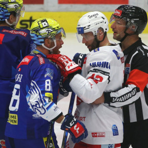 Anthony Luciani (VSV) und Rok Tičar (KAC) im Nahkampf Anthony Luciani (VSV) und Rok Tičar (KAC) im Nahkampf