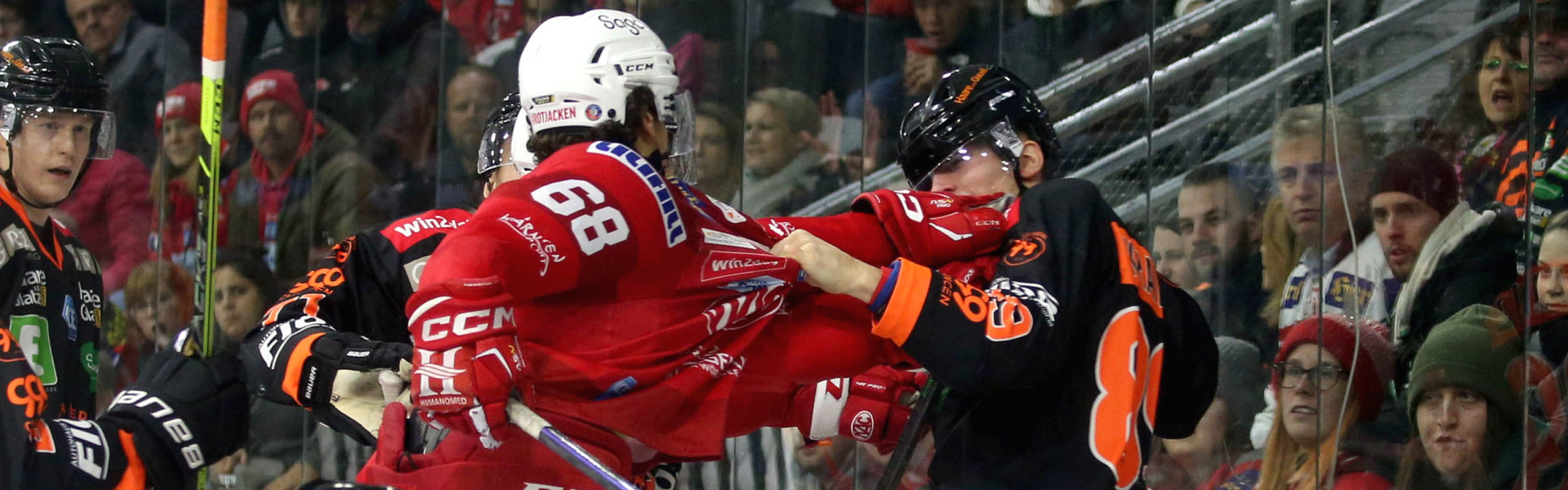 Luka Gomboc und die Rotjacken bitten die Graz99ers zum letzten vorweihnachtlichen Tanz in der Heidi Horten-Arena