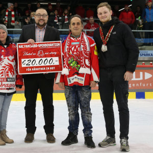 Die Fans der Rotjacken übergaben in der ersten Drittelpause den Scheck aus ihrer Spendensammelaktion zu Gunsten von "Kärntner in Not" mit der stolzen Summe von 20.000 Euro