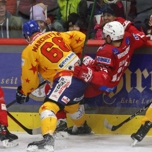 Rotjacken-Stürmer Rihards Bukarts erzielte das Game Winning Goal, schied danach aber verletzt aus