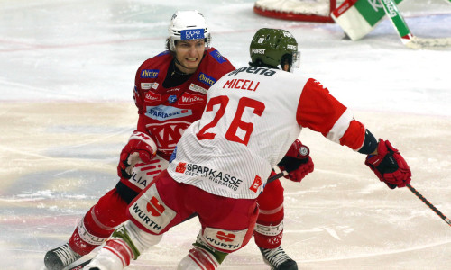 David Maier und die Rotjacken holten im Heimspiel gegen den HCB Südtirol einen wertvollen Punkt