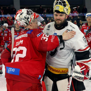 Ex-Rotjacken-Goalie David Madlener wurde nach der Partie von Sebastian Dahm und vom Klagenfurter Publikum herzlich verabschiedet