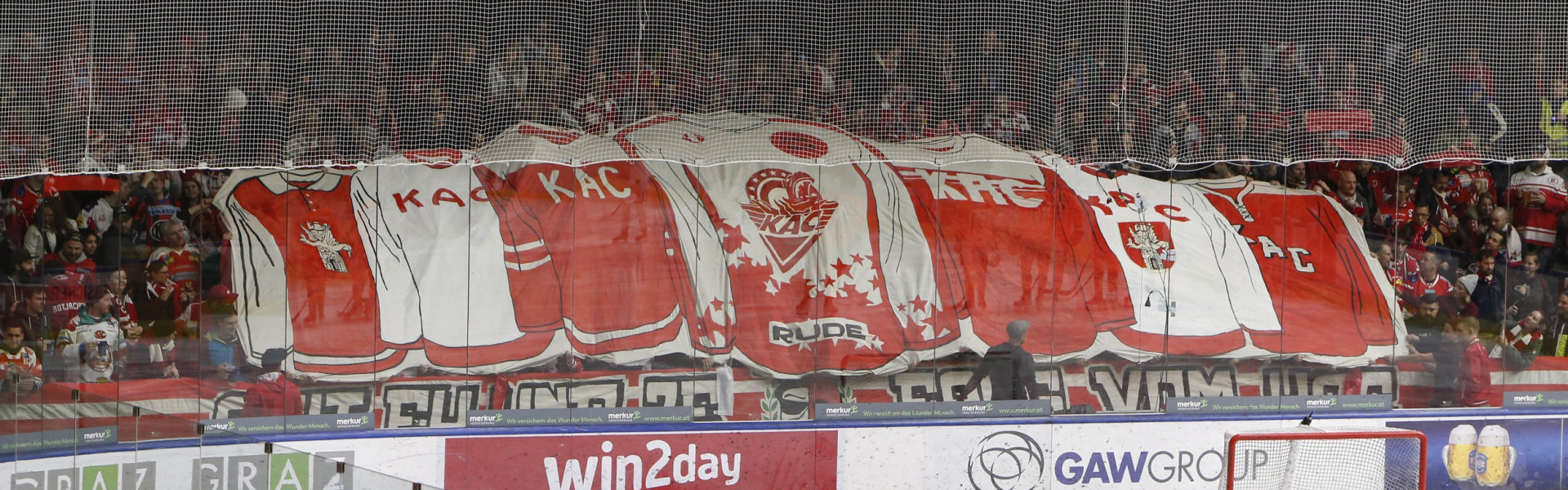 Die über 1.000 mitgereisten KAC-Fans leiteten die Begegnung mit einer feinen Choreographie ein