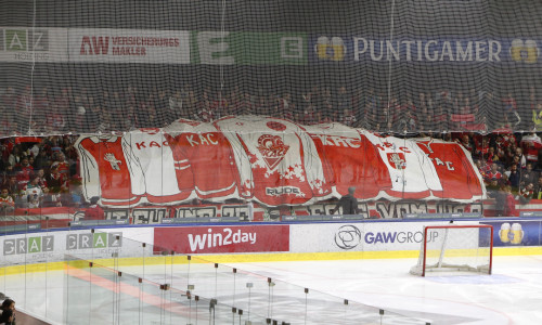 Die über 1.000 mitgereisten KAC-Fans leiteten die Begegnung mit einer feinen Choreographie ein