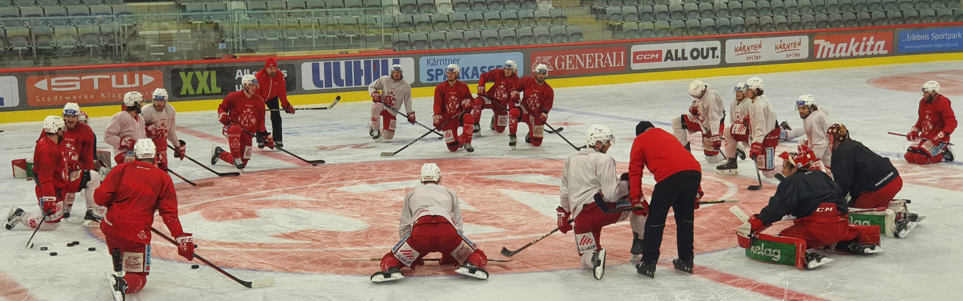 Die Rotjacken beim Eistraining in der Heidi Horten-Arena