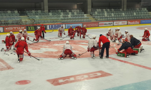 Die Rotjacken beim Eistraining in der Heidi Horten-Arena