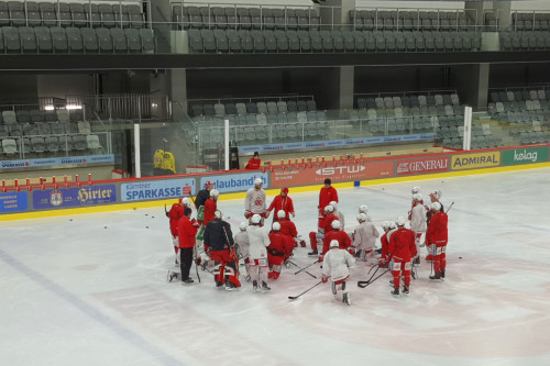 Die Rotjacken beim Eistraining in der Heidi Horten-Arena