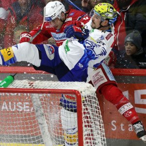 Lukas Haudum und der EC-KAC mussten sich im ersten Playoff-Heimspiel 2023 deutlich mit 0:4 geschlagen geben.