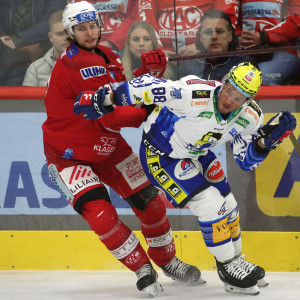 David Maier (KAC) im Zweikampf mit Anthony Luciani (VSV) David Maier (KAC) im Zweikampf mit Anthony Luciani (VSV)