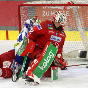 Die Vorentscheidung in der Schlussminute des zweiten Abschnitts: Andrew Desjardins kehrte hinter Sebastian Dahm stehend zum zwischenzeitlichen 0:2 ein Die Vorentscheidung in der Schlussminute des zweiten Abschnitts: Andrew Desjardins kehrte hinter Sebastian Dahm stehend zum zwischenzeitlichen 0:2 ein