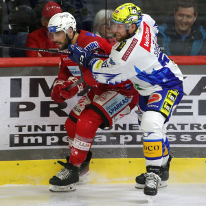 Steven Strong (KAC) gegen Robert Sabolič (VSV) Steven Strong (KAC) gegen Robert Sabolič (VSV)