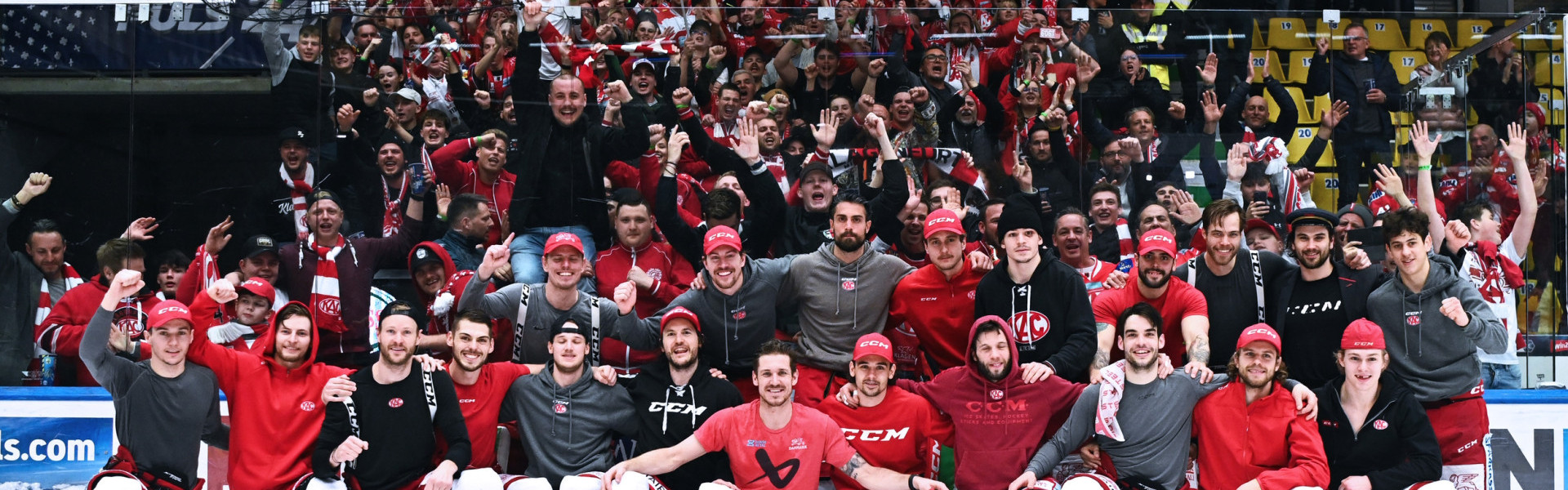 Gemeinsam mit ihren Fans feierten die Rotjacken in Villach den Aufstieg ins Halbfinale