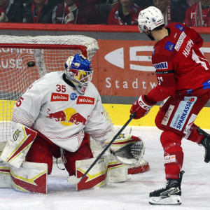 Lukas Haudum fälschte 20 Sekunden vor der ersten Pause einen Bukarts-Schuss zum zwischenzeitlichen 2:0 in die Maschen ab