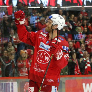 Der überragende Thomas Hundertpfund verbuchte die Scorerpunkte 400, 401 und 402 seiner Karriere beim EC-KAC